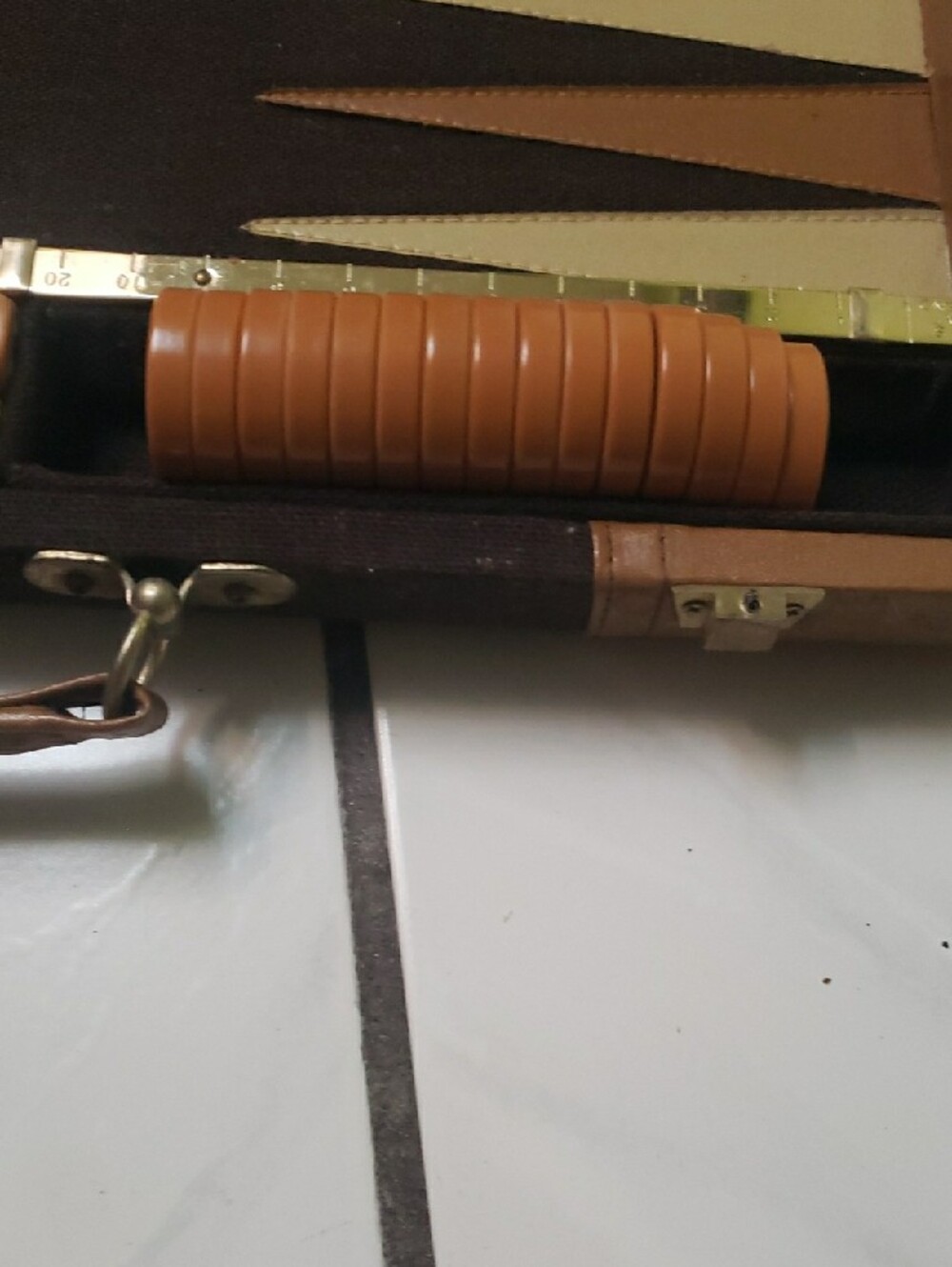 Vintage brown classic Backgammon Set with Dice and Chips, leather suitcase style - Picture 4 of 12